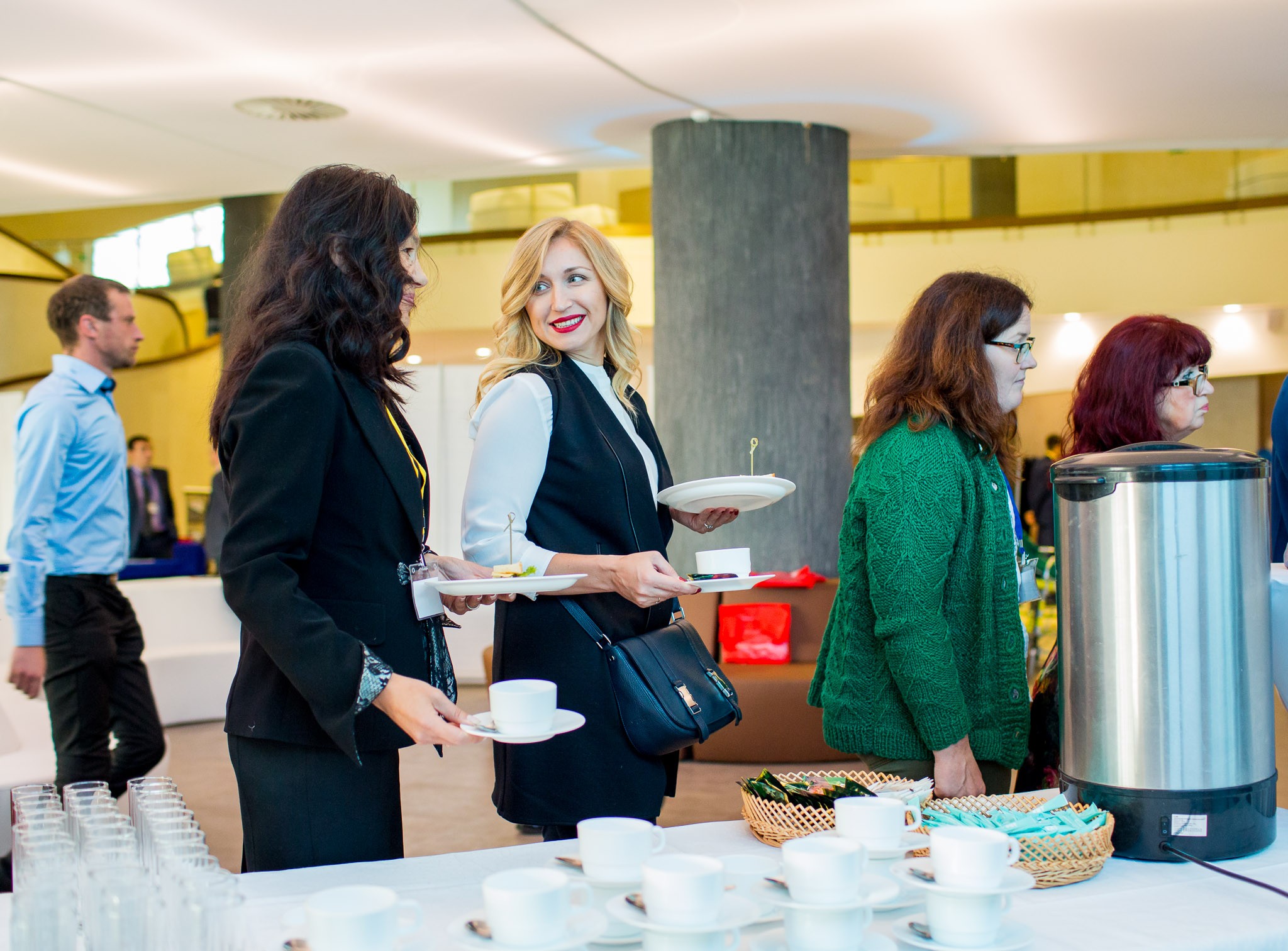 Coffee break. Кофе брейк кейтеринг конференции. Кофе брейк на конференции. Чай Фуршет. Кофе брейк в офисе.